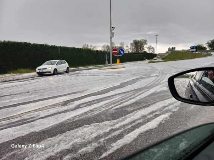 Alto Mantovano imbiancato dalla grandine. Temporali e maltempo sulla provincia
