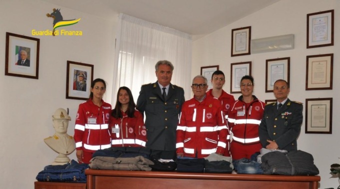Dono alla Croce Rossa: gli indumenti contraffatti sequestrati dalla guardia di finanza