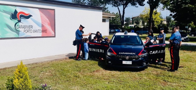 Tra lampeggianti e gazzelle: i bimbi della materna Drasso in visita ai carabinieri