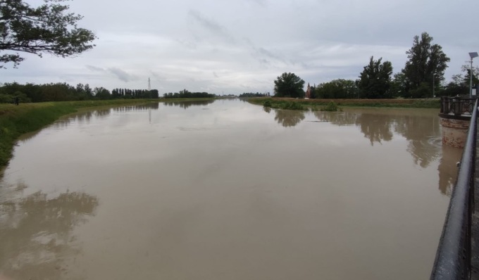 Attesa la piena del Secchia: i ponti mantovani (per ora) restano aperti al transito