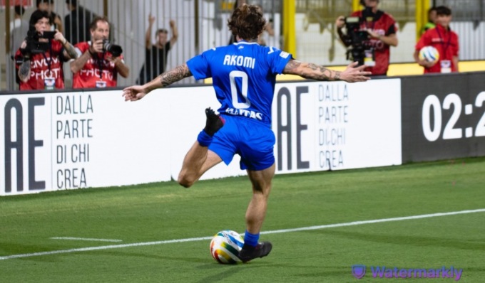 Rkomi in campo a Mantova con la Nazionale Cantanti per la “Partita del Cuore”