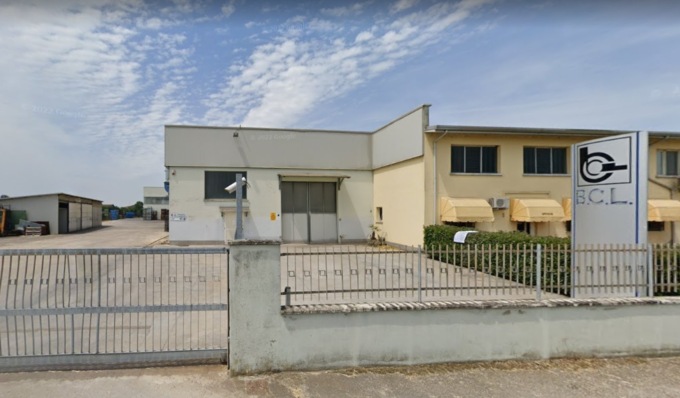 Una lamina di metallo le recide la giugulare: Maura muore a 59 anni a pochi mesi dalla pensione