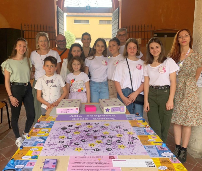 Le studentesse della scuola media di Bagnolo donano un gioco alla biblioteca Baratta