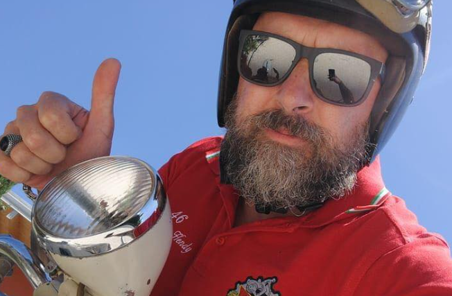 Pneumatico della Vespa scoppia mentre sta andando al raduno di Mantova: morto 42enne