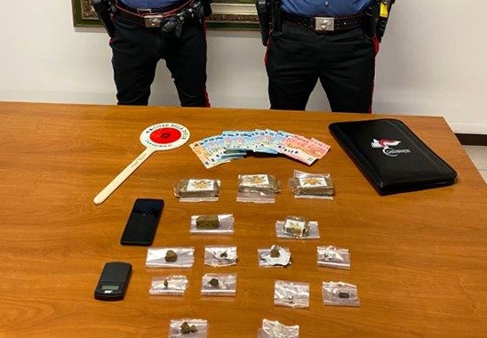 Vendeva hashish davanti all’istituto Sanfelice: arrestato un 18enne