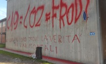 "Vaccini mortali", "Lo stato vi ha ammazzato": i No Vax danneggiano il Fermi di Mantova