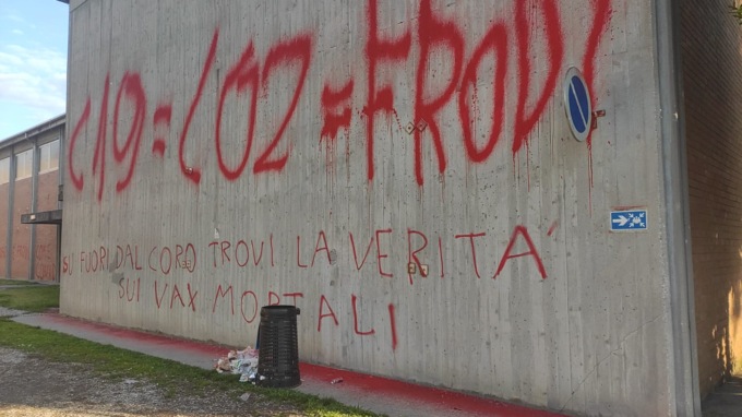 “Vaccini mortali”, “Lo stato vi ha ammazzato”: i No Vax danneggiano il Fermi di Mantova