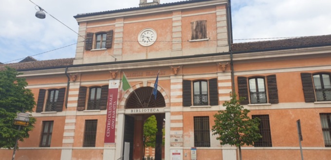 La facciata della biblioteca e mediateca Gino Baratta a Mantova