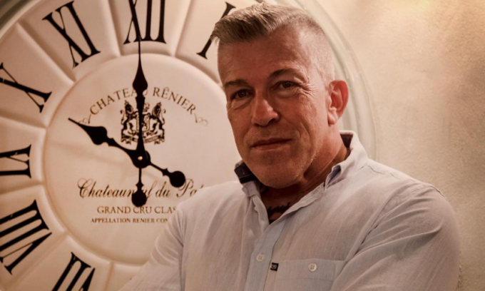 Cecchi Paone e il fidanzato si baciano in tv. De Marchi: “Roba oscena”