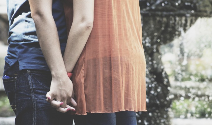 Incinta a 13 anni, accusato di violenza sessuale il fidanzato 19enne: “Noi ci amiamo”