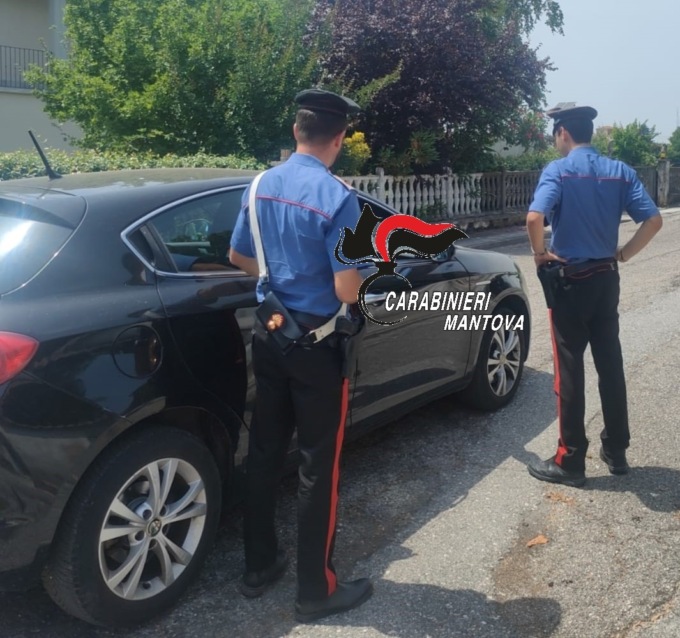Svenuta in auto sotto il sole rovente: donna salvata da due carabinieri