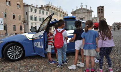 Gli alunni della scuola materna in visita alla Questura di Mantova