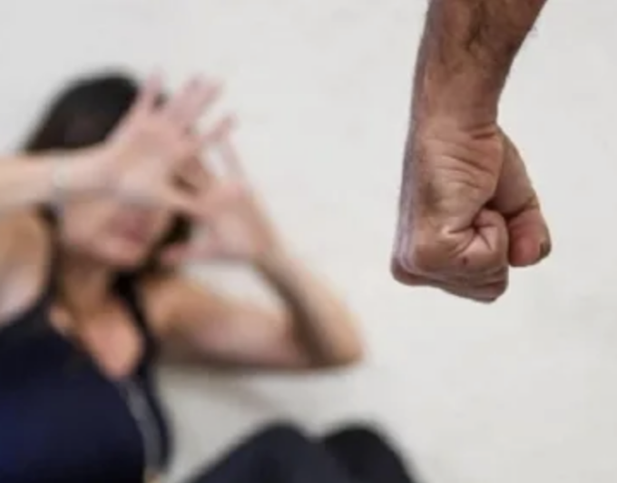 Picchiata e minacciata dal padre violento trova il coraggio di denunciarlo, condannato a 4 anni