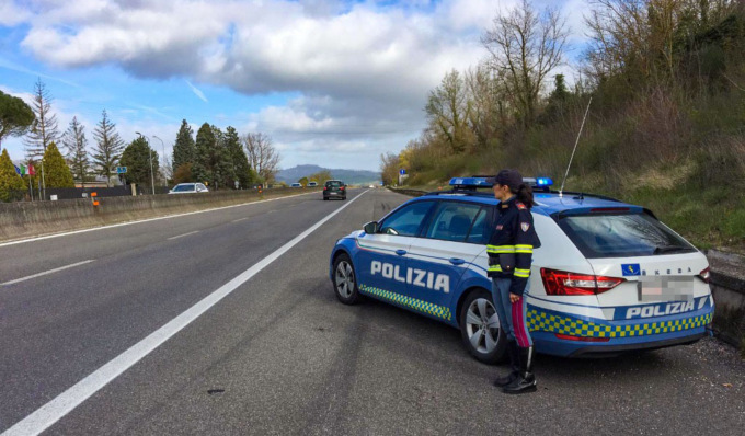 Sorpassi azzardati e guida in stato di ebbrezza: nove patenti ritirate dalla stradale