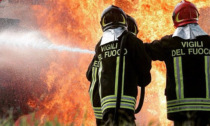 Incendio distruttivo nel Mantovano, a fuoco una barchessa piena di rotoballe di fieno