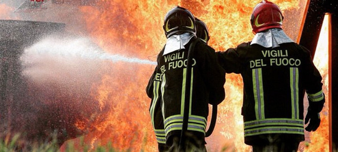 Paura a Curtatone per l’incendio scoppiato nella piazzola ecologica di Montanara