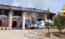 A fuoco la barchessa: distrutti tetto, fieno e diversi mezzi agricoli. Danni ingenti