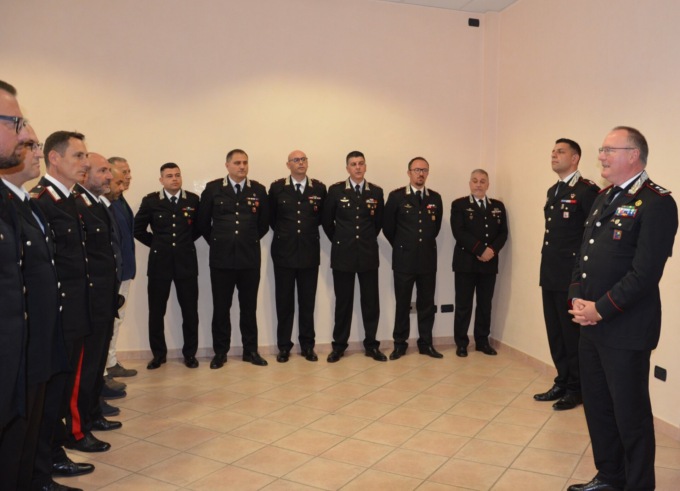 Il generale dei Cc Taurelli Salimbeni verso Roma: a Mantova un saluto alle autorità