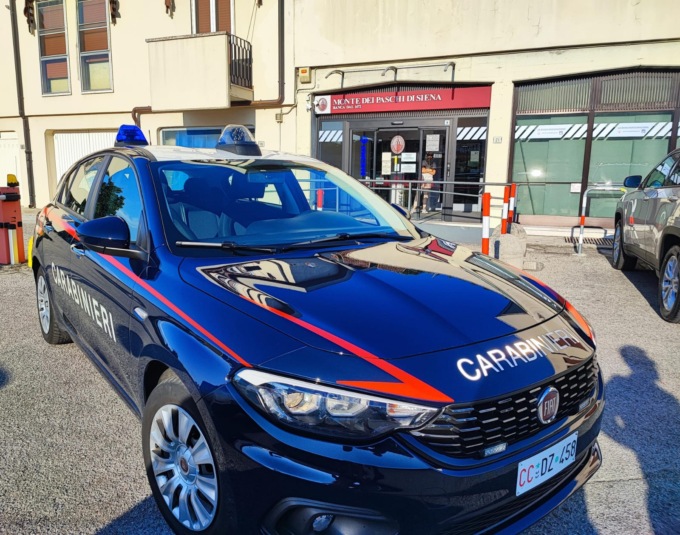 Ruba borsetta e bancomat a una donna: arrestato dai Cc dopo la fuga