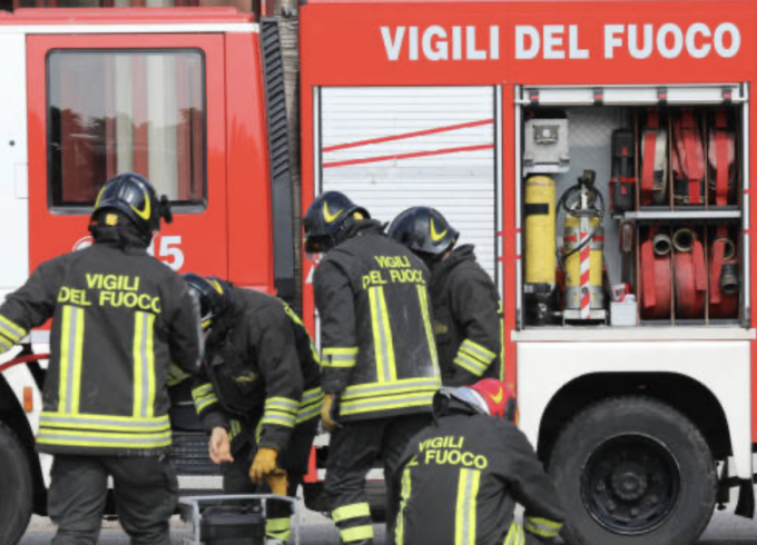 Incendio distrugge il camion dei mercati di un’azienda agricola, paura a Motteggiana