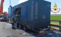 Camion che trasporta un gruppo elettrogeno prende fuoco in l'autostrada
