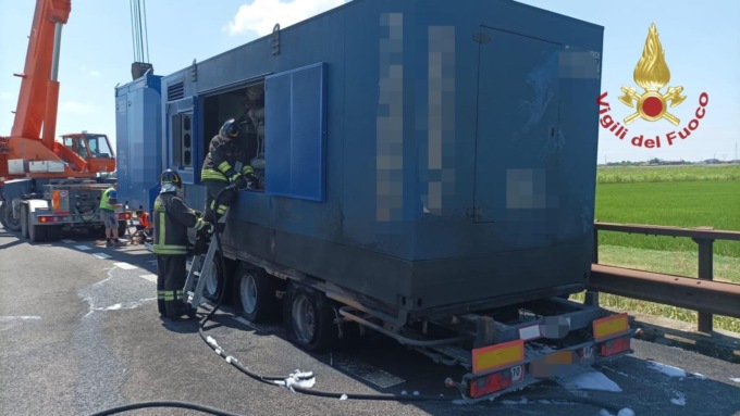 Camion che trasporta un gruppo elettrogeno prende fuoco in l’autostrada