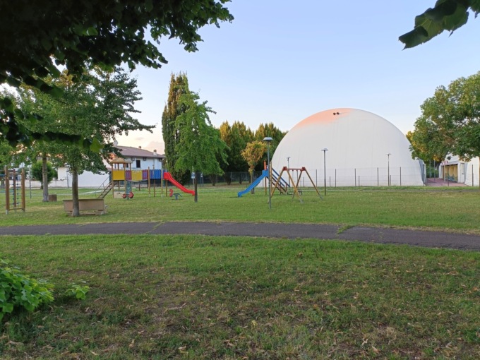 Inferno di notte al parchetto di San Giorgio: 16enne e 18enne feriti con un coltello
