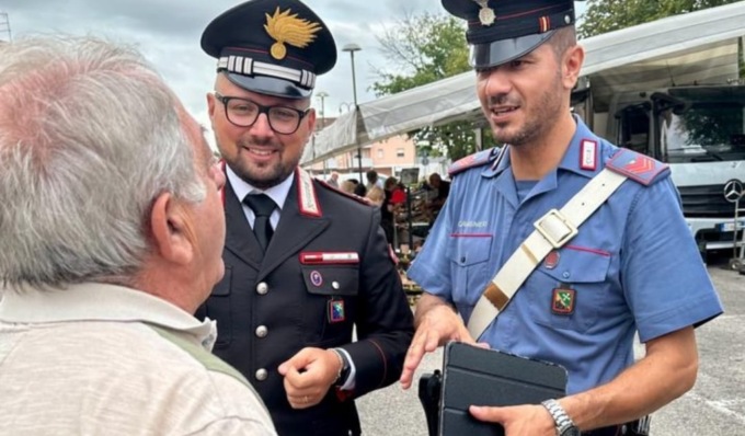I Carabinieri al mercato di Porto Mantovano per sensibilizzare gli anziani sulle insidie delle truffe