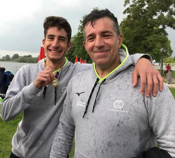 Muore per un malore a 59 anni mentre fa una passeggiata con il figlio