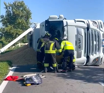 Perde il controllo del camion che esce di strada: grave il conducente 45enne
