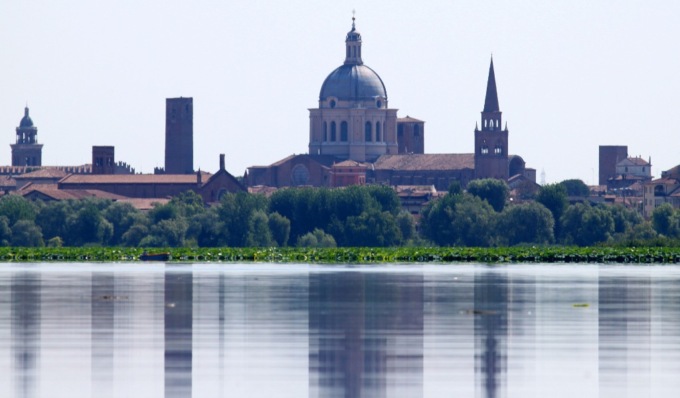 Il panorama di Mantova visto dai laghi