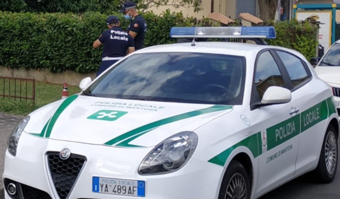 Il piccolo incidente fa scatenare la rissa in strada: donna 40enne finisce in ospedale