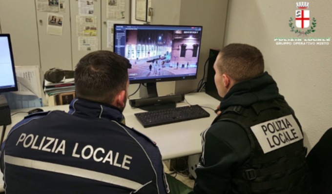 Urta un motociclista, si dà alla fuga poi torna sul luogo dell’incidente: “E’ caduto da solo”