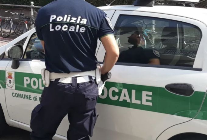 Si finge testimone di un sinistro in cui era coinvolto per depistare le indagini, beccato dagli agenti