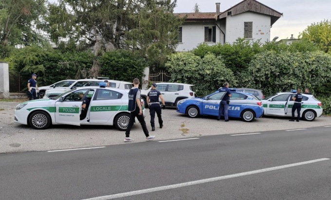 In sei nell’abitazione abusiva con allaccio irregolare alla corrente: scattano le denunce