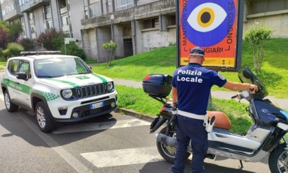 In scooter senza patente, senza assicurazione e con la targa della fidanzata: maxi multa di oltre 10mila euro