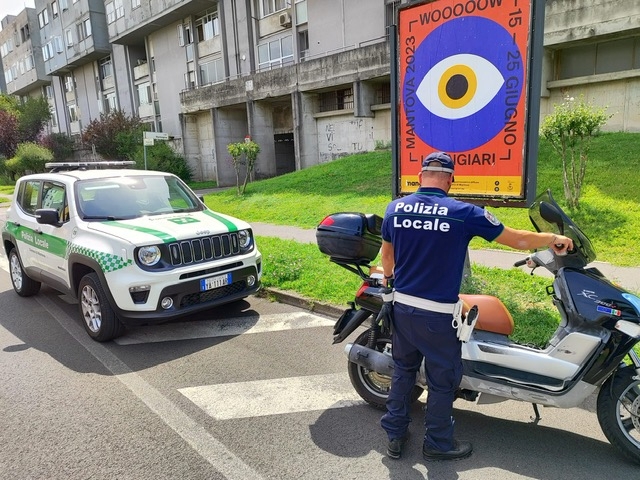 In scooter senza patente, senza assicurazione e con la targa della fidanzata: maxi multa di oltre 10mila euro