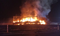 Le immagini del camion a fuoco sull'A22 a Pegognaga