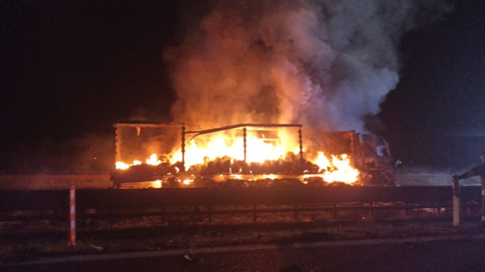 Le immagini del camion a fuoco sull’A22 a Pegognaga