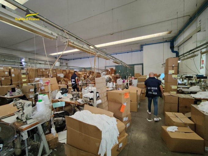 Nove lavoratori su 14 non in regola: stop al maglificio e denunce