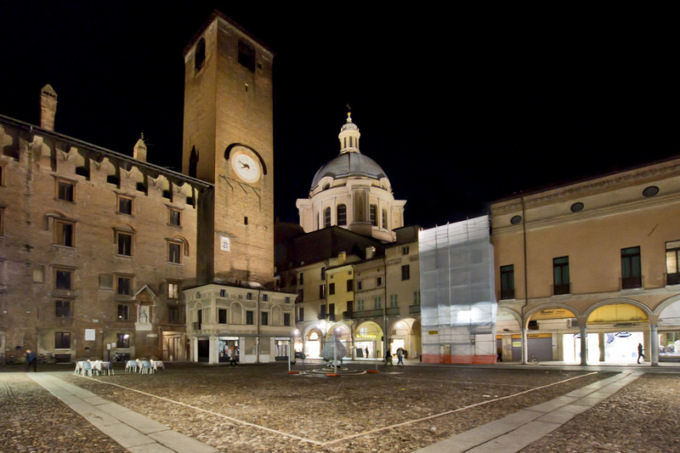 Violenta rissa tra giovani in piazza Broletto a Mantova, identificati in dieci