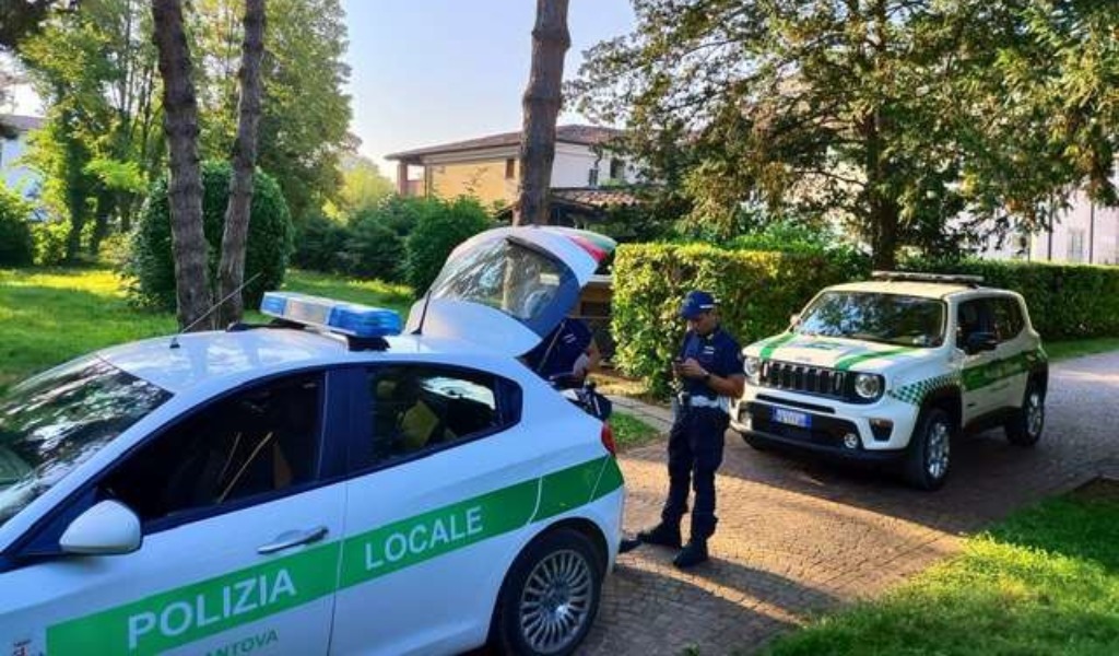 Pattuglie della polizia locale di Mantova durante alcuni controlli