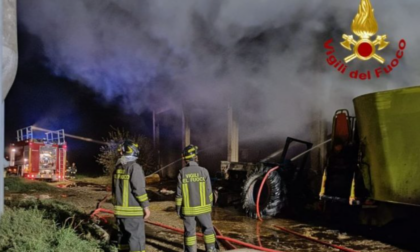 Incendio nella notte in un fienile a Villa Poma: a fuoco 200 rotoballe