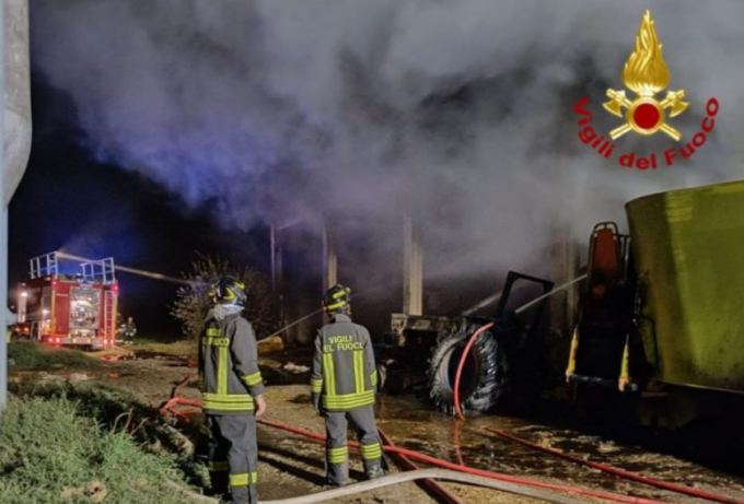 Incendio nella notte in un fienile a Villa Poma: a fuoco 200 rotoballe
