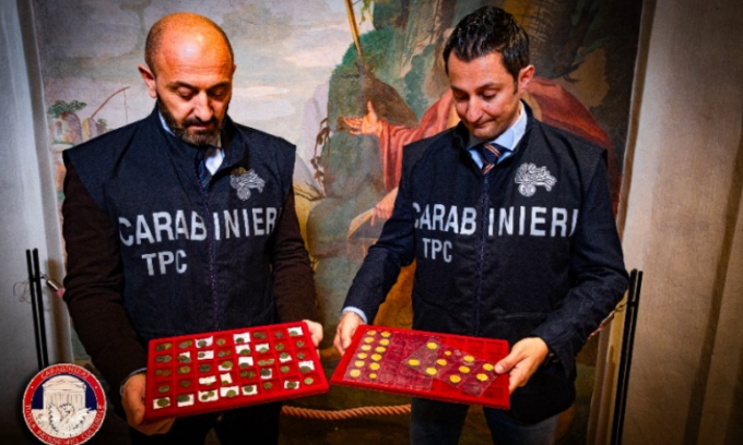Sulla bancarella dell’antiquario 600 monete “illegali”: nei guai “tombarolo” mantovano