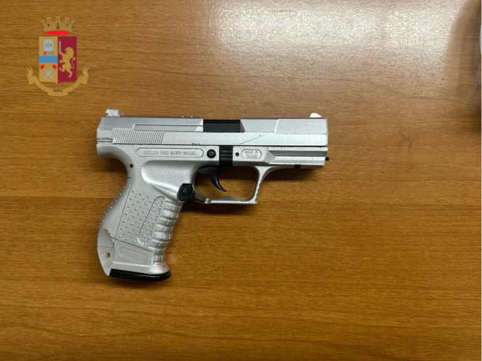 Si avvicina a due ventenni fermi al semaforo e li minaccia con una pistola, paura a Mantova