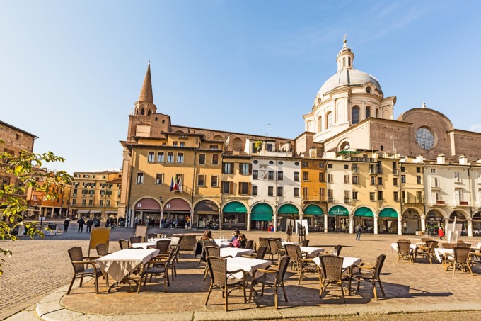 Stanze senza luce e ventilazione, appartamenti per turisti chiusi in centro a Mantova