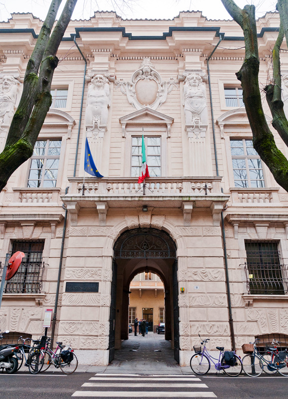 L'ingresso del Tribunale di Mantova, dove si trova anche la Procura