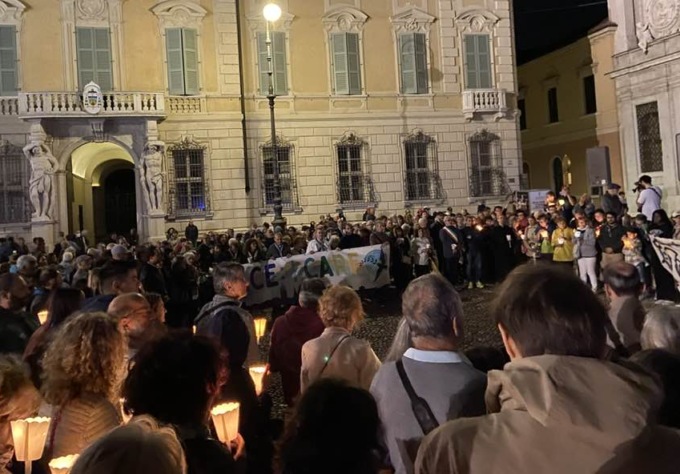 La marcia per la pace a Mantova, tra le 400 e le 500 persone in piazza