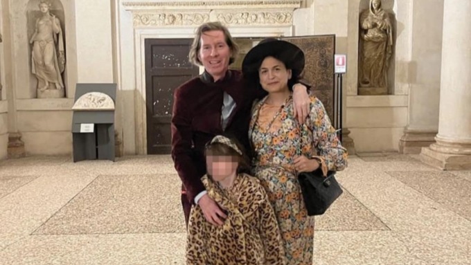 Il regista Wes Anderson in visita a Mantova e Sabbioneta: “È la seconda volta in un mese, ma tornerà ancora”